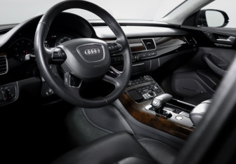 Подержанный автомобиль Audi A8 2015 года (14 фото)