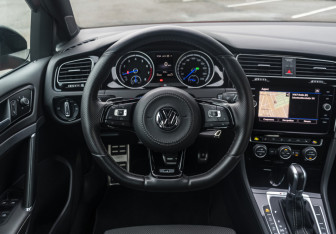 Подержанный автомобиль Volkswagen Golf R Wagon 2018 года (11 фото)