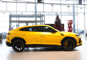 Подержанный автомобиль Lamborghini Urus 2022 года (4 фото)