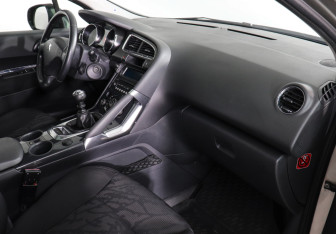 Подержанный автомобиль Peugeot 3008 2011 года (10 фото)