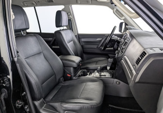Подержанный автомобиль Mitsubishi Pajero 2015 года (24 фото)
