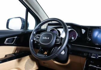 Подержанный автомобиль Kia Carnival 2021 года (12 фото)