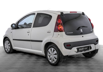 Подержанный автомобиль Peugeot 107 2013 года (7 фото)