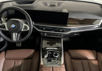 Подержанный автомобиль BMW X7 2024 года (11 фото)