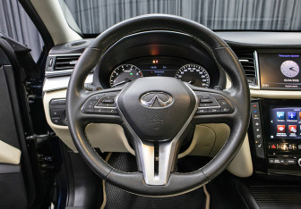 Подержанный автомобиль Infiniti QX50 2018 года (17 фото)