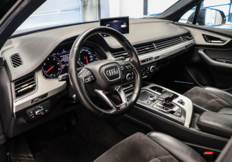 Подержанный автомобиль Audi Q7 2015 года (7 фото)