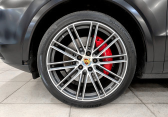 Подержанный автомобиль Porsche Cayenne 2020 года (17 фото)