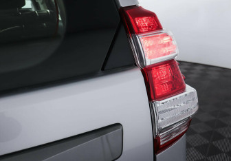 Подержанный автомобиль Toyota Land Cruiser Prado 2015 года (8 фото)