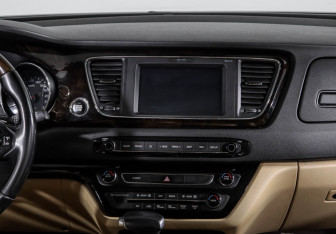 Подержанный автомобиль Kia Carnival 2020 года (13 фото)