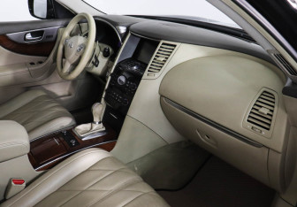 Подержанный автомобиль Infiniti FX 2012 года (10 фото)