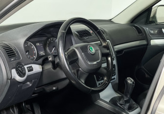 Подержанный автомобиль Skoda Octavia Liftback 2011 года (10 фото)