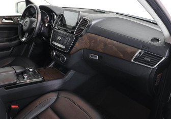 Подержанный автомобиль Mercedes-Benz GLE 2016 года (10 фото)