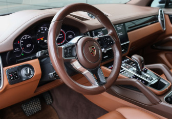Подержанный автомобиль Porsche Cayenne 2018 года (16 фото)