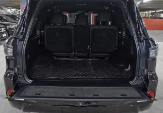 Подержанный автомобиль Lexus LX 2018 года (10 фото)