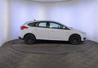 Подержанный автомобиль Ford Focus Hatchback 2017 года (4 фото)