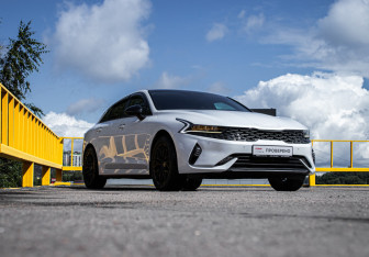 Подержанный автомобиль Kia K5 2022 года (3 фото)