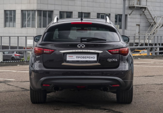 Подержанный автомобиль Infiniti QX70 2014 года (6 фото)