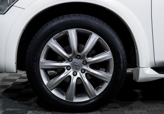 Подержанный автомобиль Infiniti QX56 2013 года (16 фото)