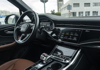Подержанный автомобиль Audi Q7 2021 года (14 фото)