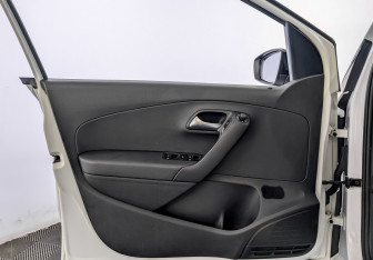 Подержанный автомобиль Volkswagen Polo Sedan 2018 года (19 фото)