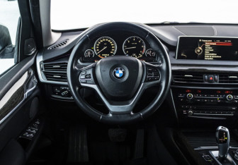 Подержанный автомобиль BMW X5 2014 года (13 фото)
