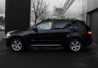 Подержанный автомобиль BMW X5 2010 года (8 фото)