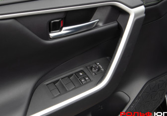 Подержанный автомобиль Toyota RAV4 2024 года (18 фото)