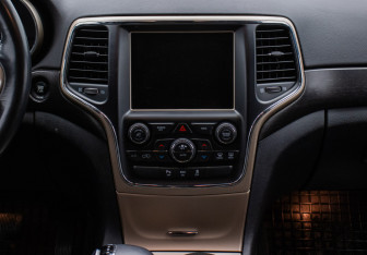 Подержанный автомобиль Jeep Grand Cherokee 2015 года (14 фото)