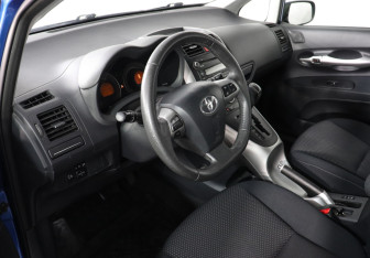 Подержанный автомобиль Toyota Auris Hatchback 2011 года (2 фото)