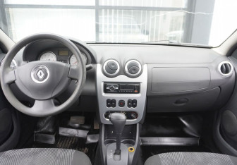 Подержанный автомобиль Renault Logan Sedan 2010 года (12 фото)