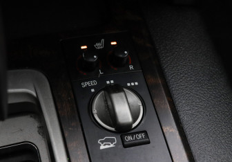 Подержанный автомобиль Toyota Land Cruiser Suv 2011 года (12 фото)