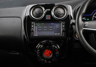 Подержанный автомобиль Nissan Note 2016 года (10 фото)