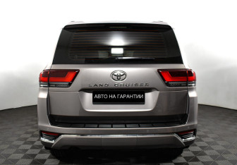 Подержанный автомобиль Toyota Land Cruiser Suv 2021 года (6 фото)