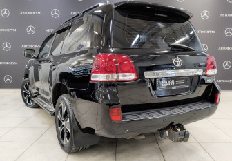 Подержанный автомобиль Toyota Land Cruiser Suv 2010 года (7 фото)