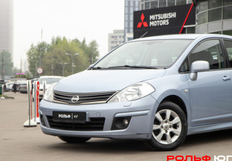Подержанный автомобиль Nissan Tiida Hatchback 2011 года (17 фото)
