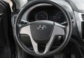 Подержанный автомобиль Hyundai Solaris Hatchback 2013 года (17 фото)