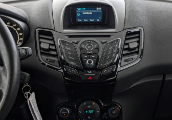 Подержанный автомобиль Ford Fiesta Sedan 2015 года (16 фото)