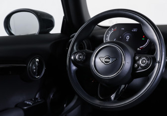 Подержанный автомобиль MINI Hatch 2020 года (13 фото)