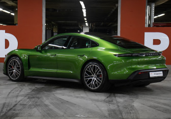 Подержанный автомобиль Porsche Taycan 2022 года (7 фото)