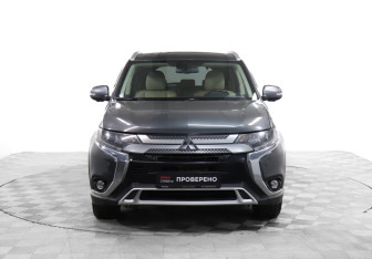 Подержанный автомобиль Mitsubishi Outlander 2019 года (2 фото)