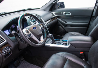 Подержанный автомобиль Ford Explorer 2013 года (10 фото)