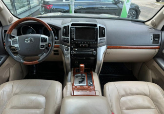 Подержанный автомобиль Toyota Land Cruiser Suv 2013 года (9 фото)