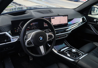 Подержанный автомобиль BMW X5 2025 года (12 фото)