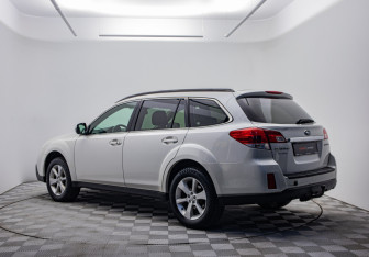 Подержанный автомобиль Subaru Outback Wagon 2012 года (7 фото)