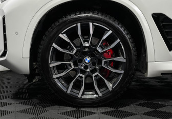 Подержанный автомобиль BMW X5 2023 года (7 фото)