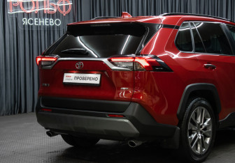 Подержанный автомобиль Toyota RAV4 2021 года (24 фото)