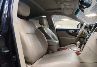 Подержанный автомобиль Infiniti QX70 2015 года (12 фото)