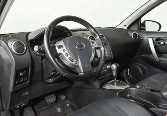 Подержанный автомобиль Nissan Qashqai 2010 года (14 фото)