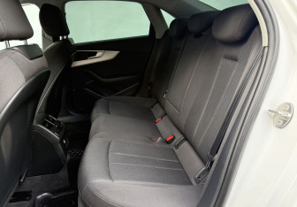 Подержанный автомобиль Audi A4 Sedan 2019 года (11 фото)
