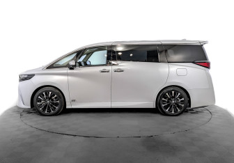 Подержанный автомобиль Toyota Alphard 2024 года (8 фото)